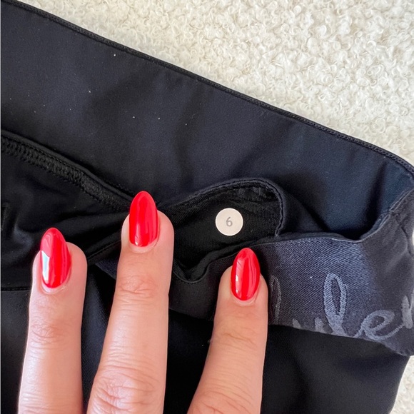 Lululemon black shorts with side pockets size 6 - Picture 3 of 3